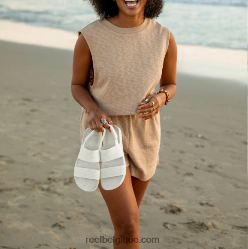 femmesblanc vue sur l'eau du récif 2H4Z0V21