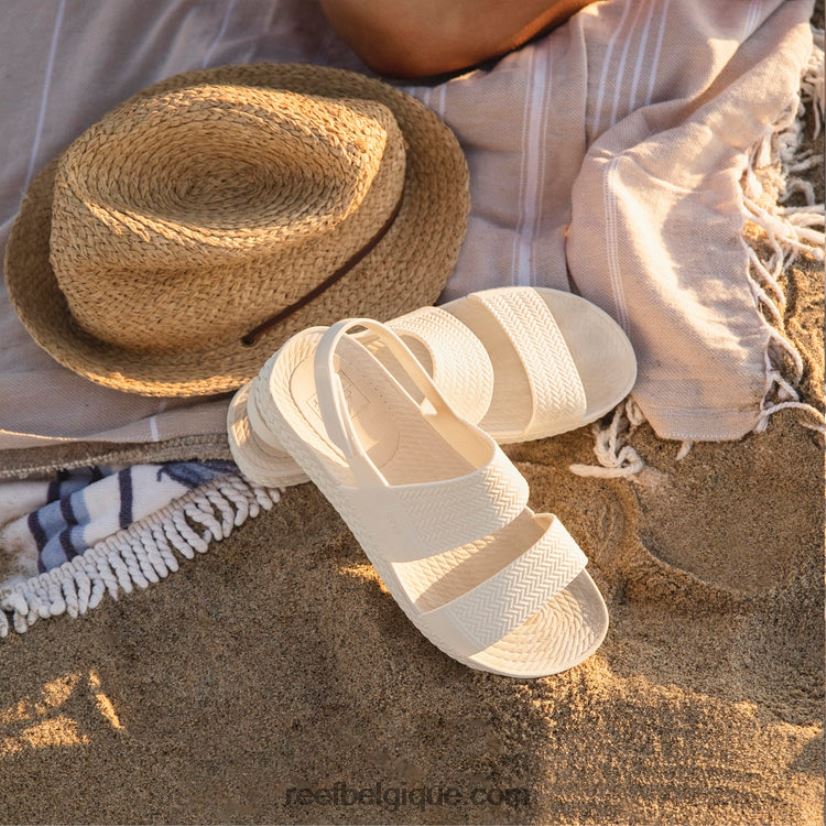 femmesblanc vue sur l'eau du récif 2H4Z0V21