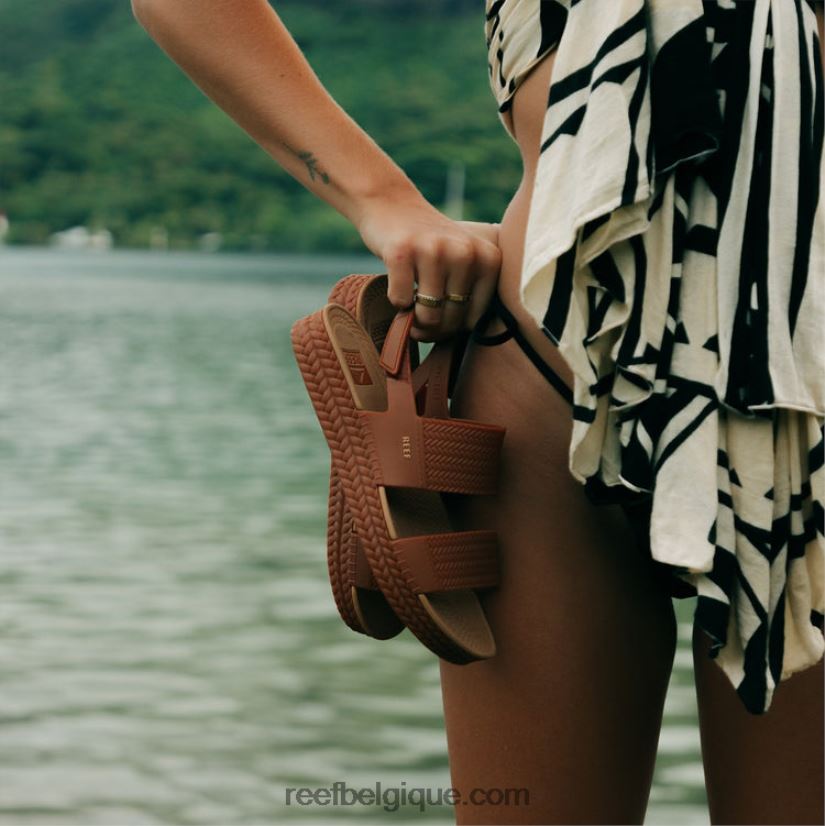 femmesbrunette vue sur l'eau du récif 2H4Z0V157