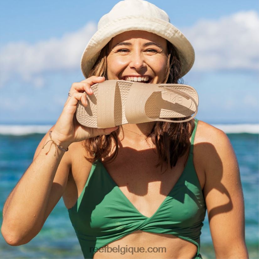 femmesnomade vue sur l'eau du récif 2H4Z0V156