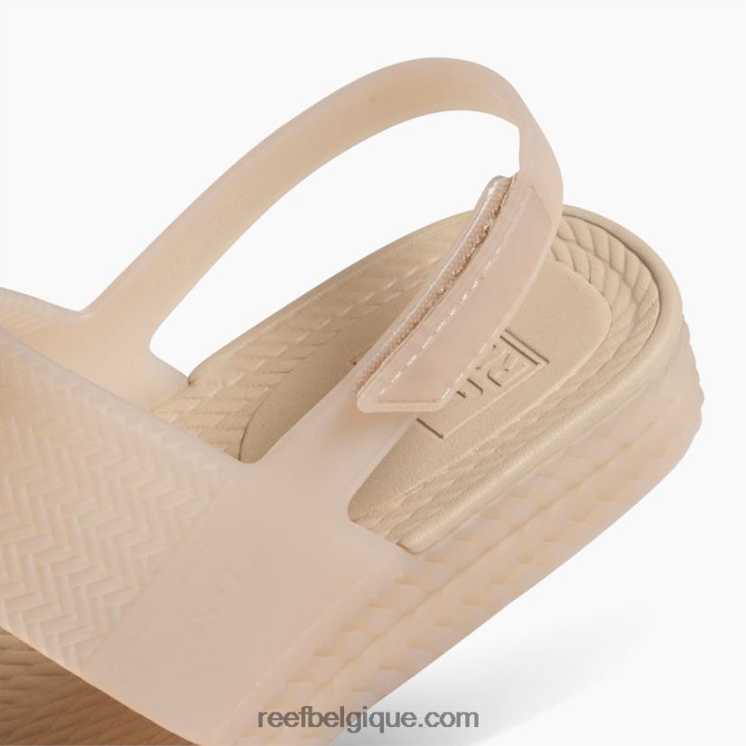 femmesnomade vue sur l'eau du récif 2H4Z0V156