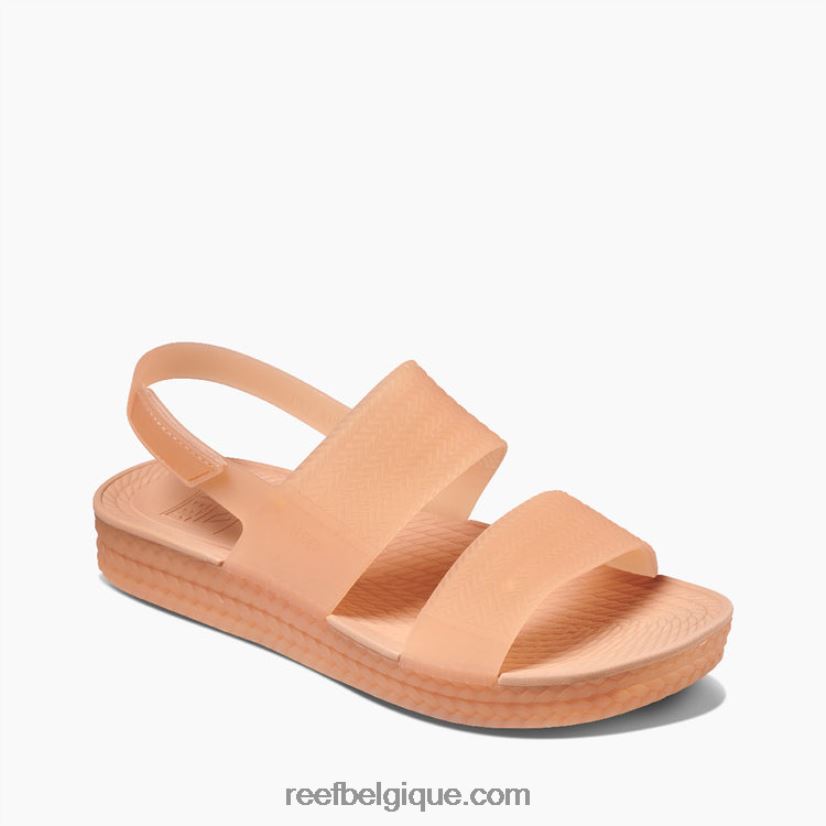 femmessable teinté vue sur l'eau du récif 2H4Z0V178